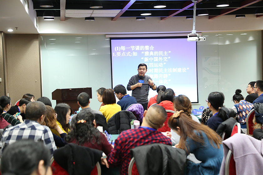 听课老师针对高三如何进行复习和班主任的管理提出问题,张老师分享了